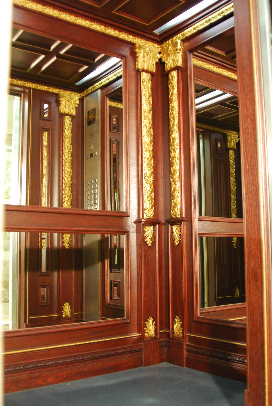 Отделка лифта в "Газойл плаза"