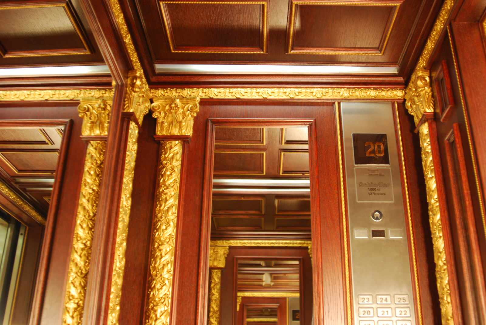 Отделка лифта в "Газойл плаза"