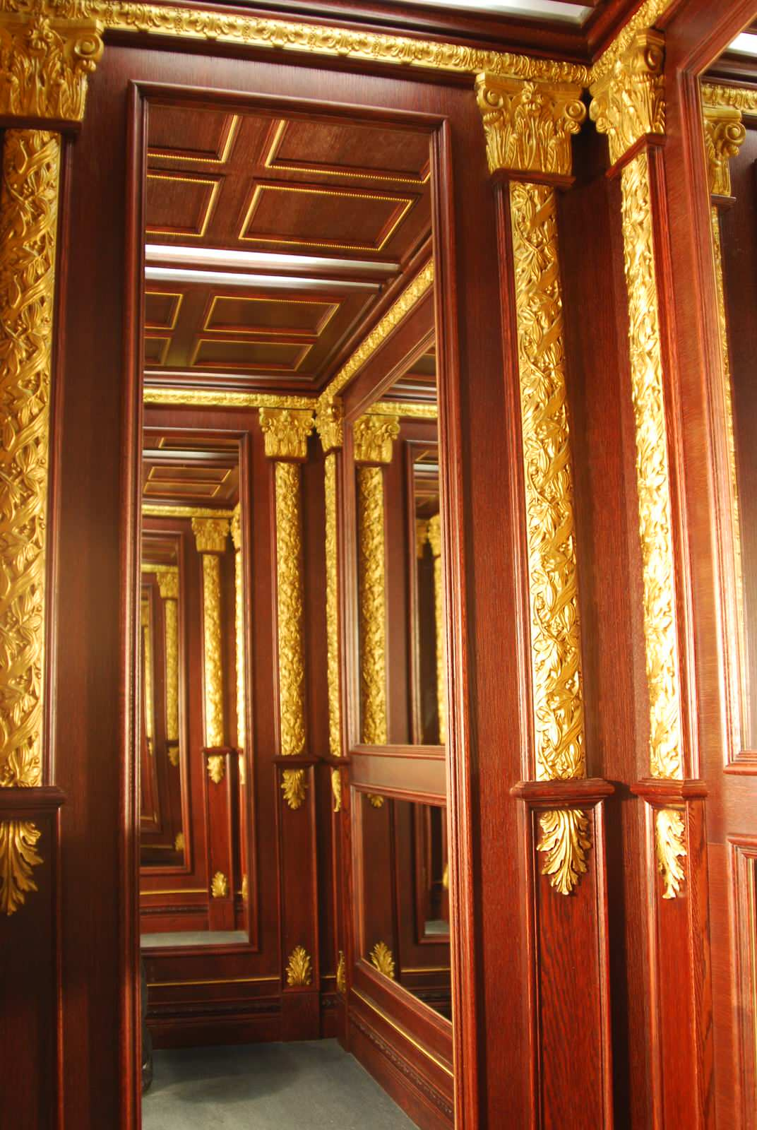 Отделка лифта в "Газойл плаза"