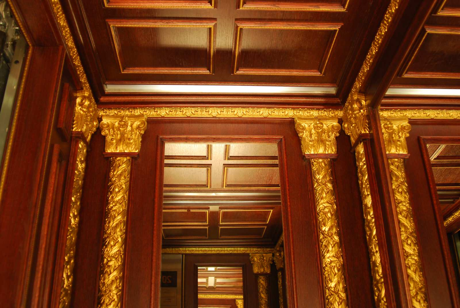 Отделка лифта в "Газойл плаза"