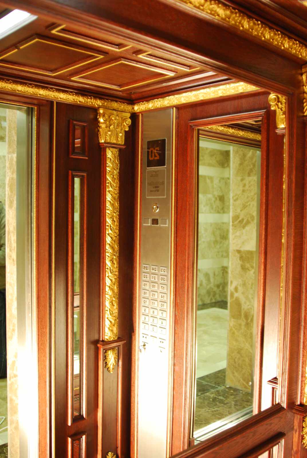 Отделка лифта в "Газойл плаза"