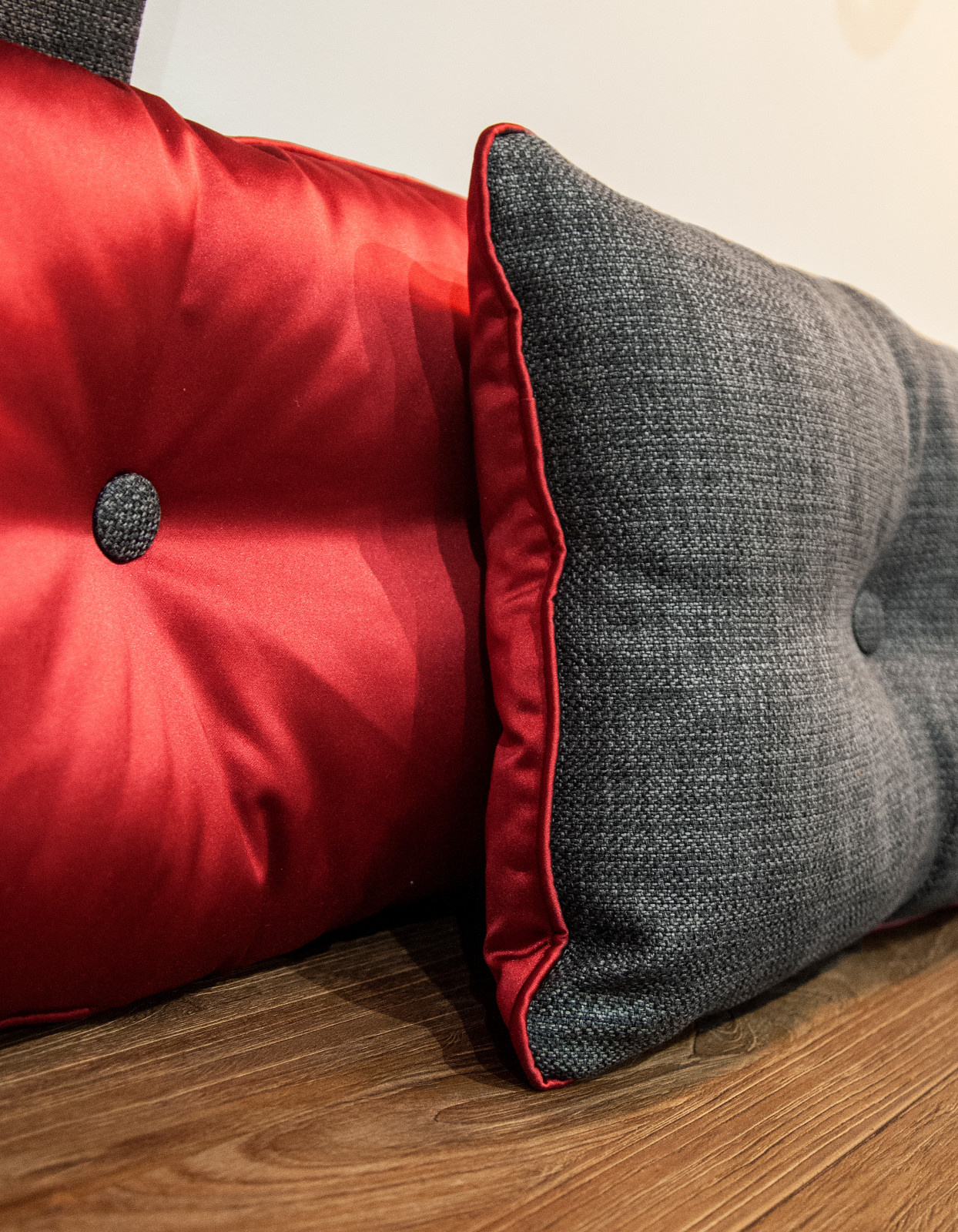 Комната подростка: красный в сером.