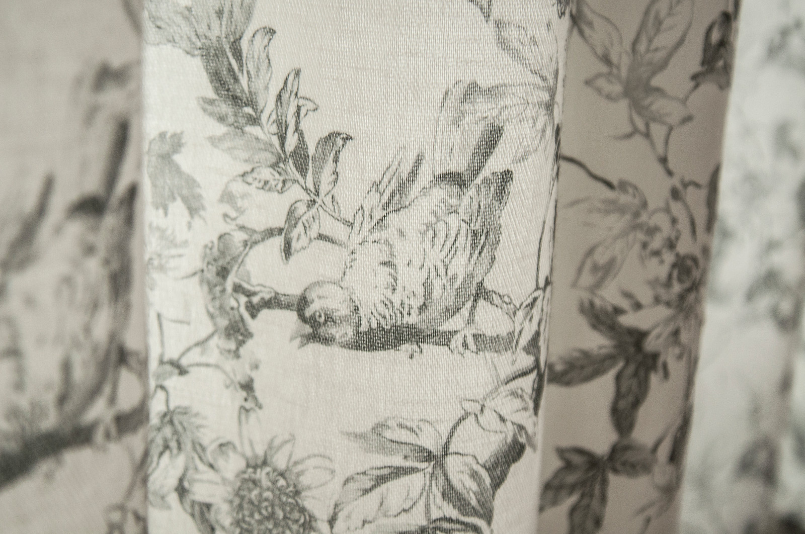 Светлая веранда с птичками