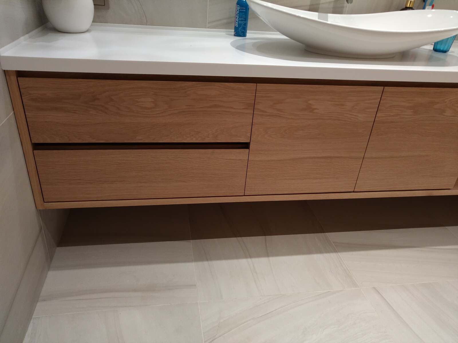 Выдвижные ящики соседствуют со шкафчиком