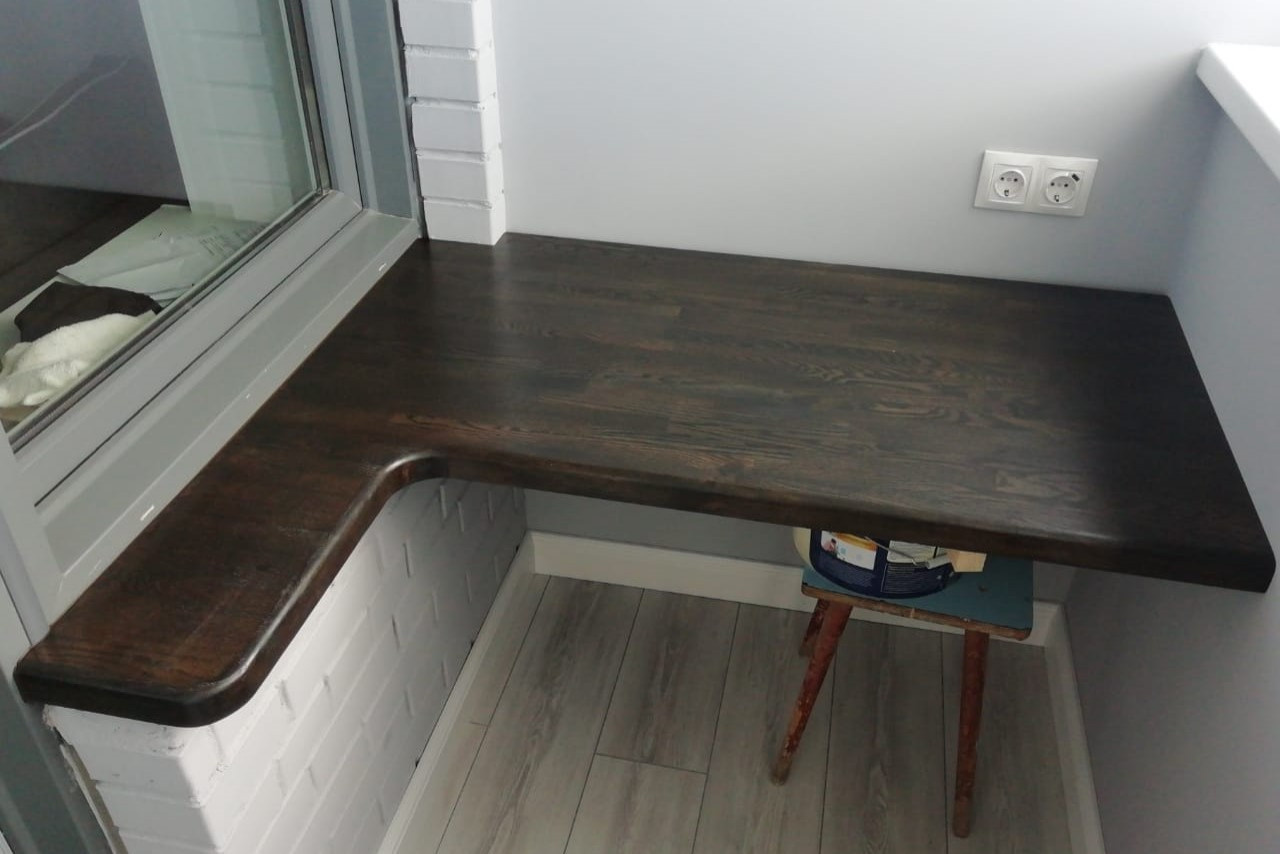 Столешница из дерева на лоджии