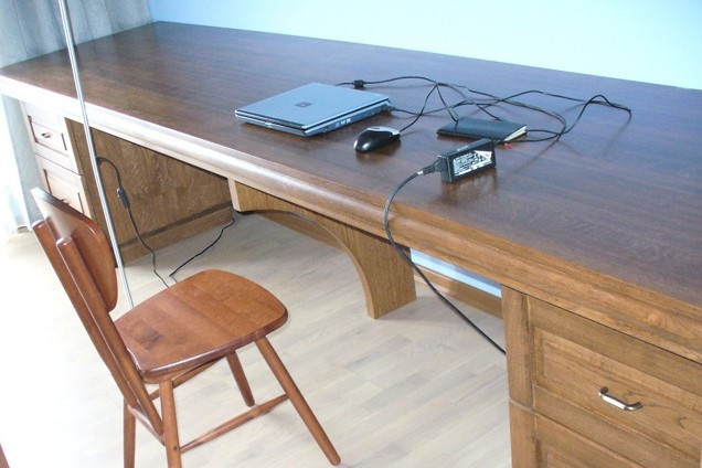 Письменный стол из массива дерева