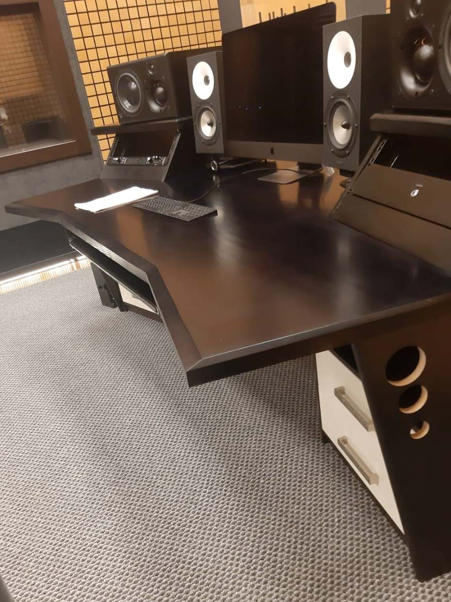 Стол для музыкального пульта