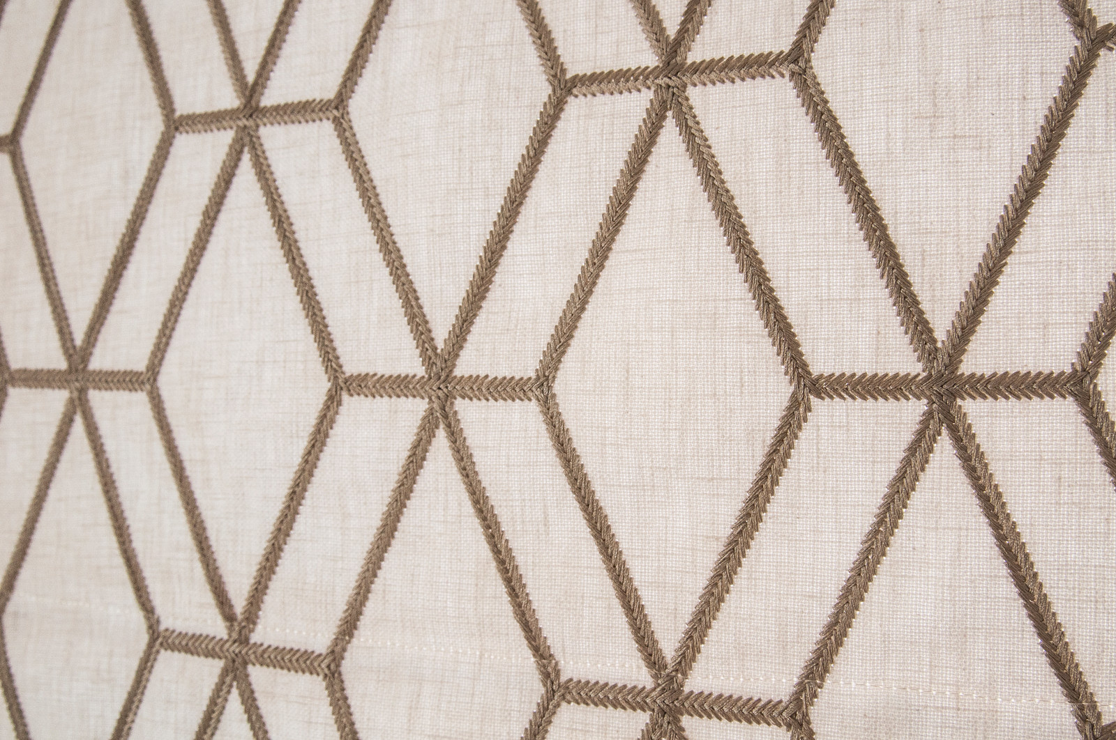 Римские шторы в классической кухне