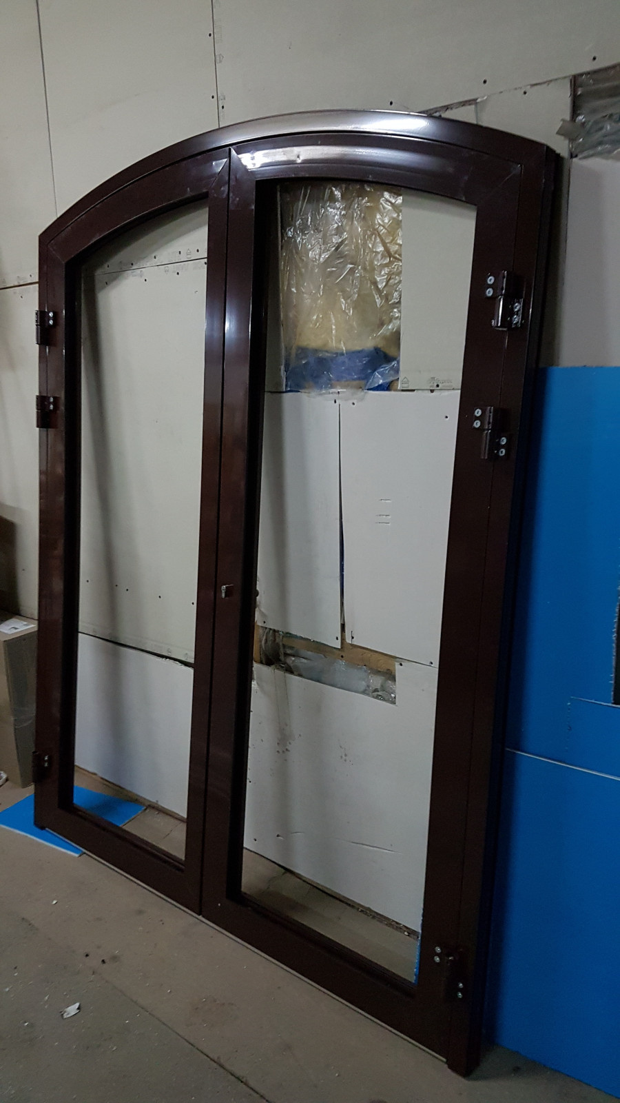 Арочная дверь и окно