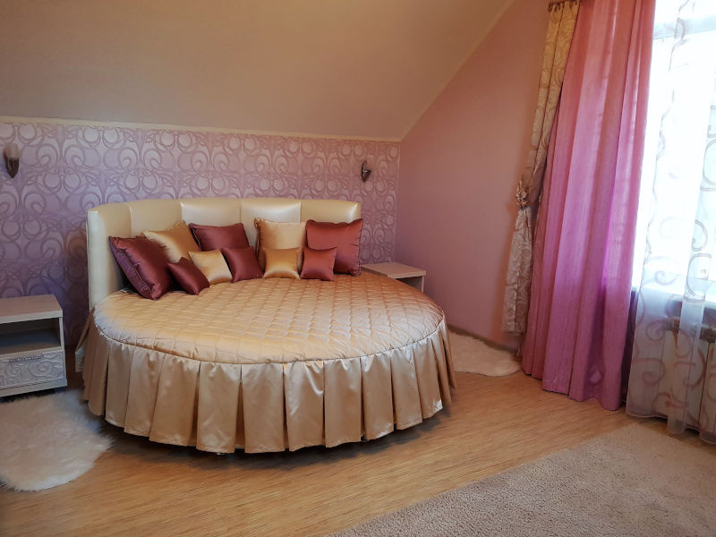 Покрывало с подушками для круглой кровати