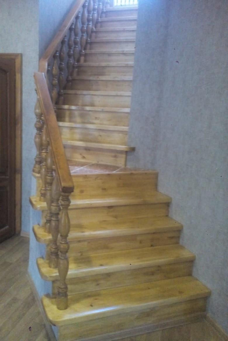 Лестницы из массива дерева.