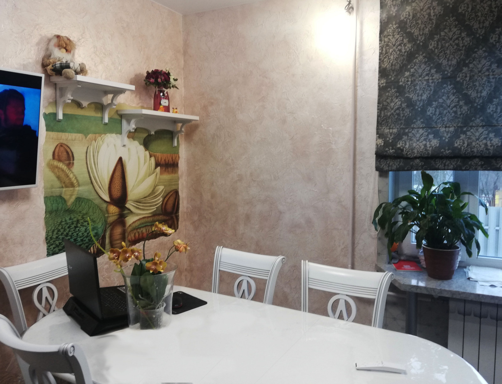 Стены- декоративная штукатурка. Фреска.