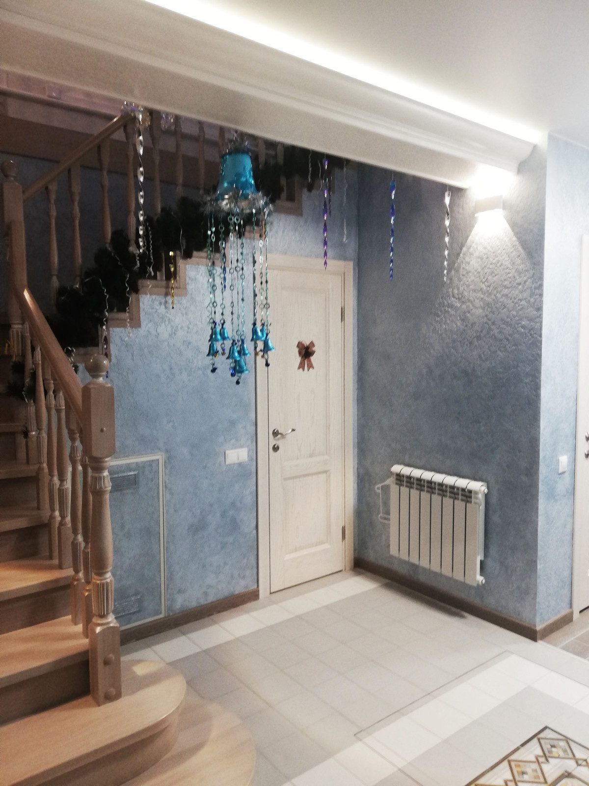 холл. Стены - декоративная штукатурка.