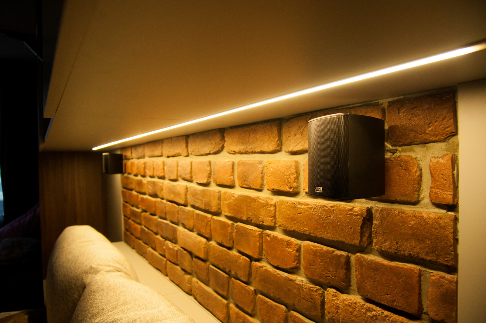 Тыловая настенная акустика