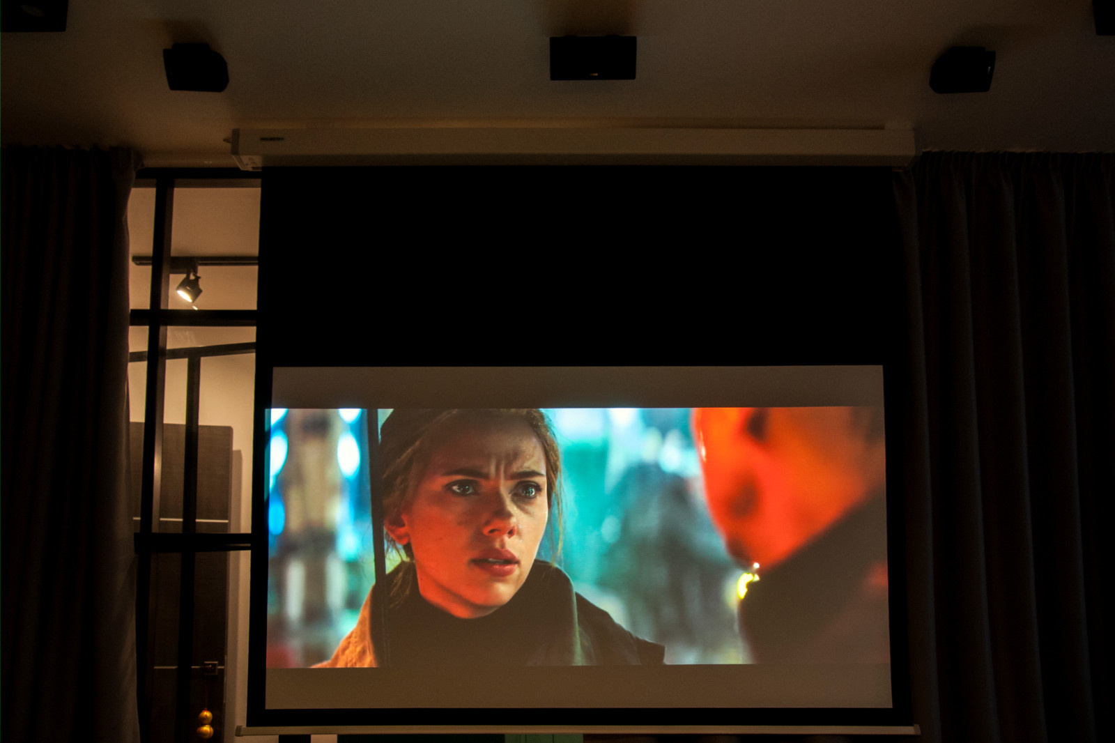 Экран с электроприводом