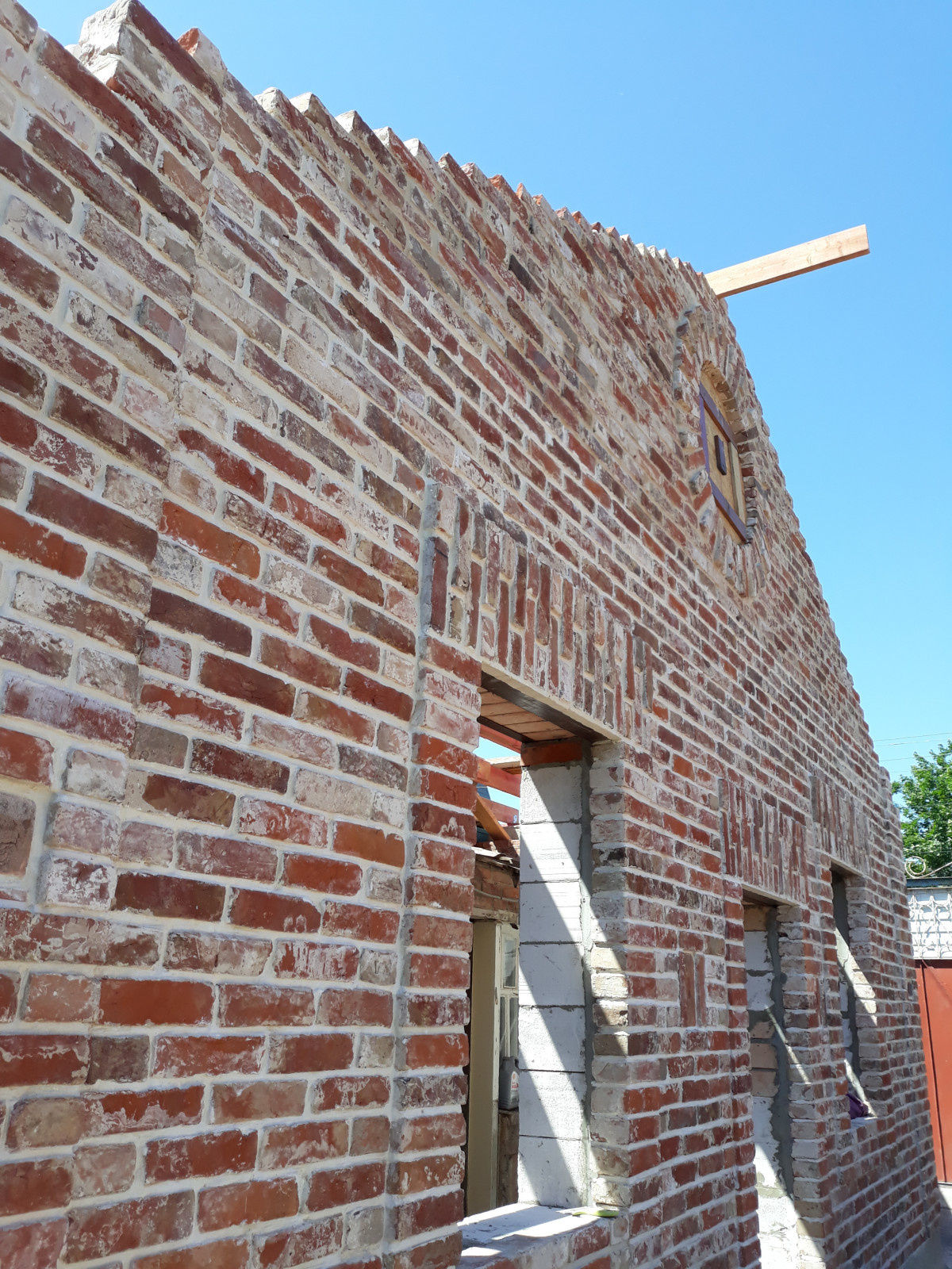 Фасад дома из старинного кирпича