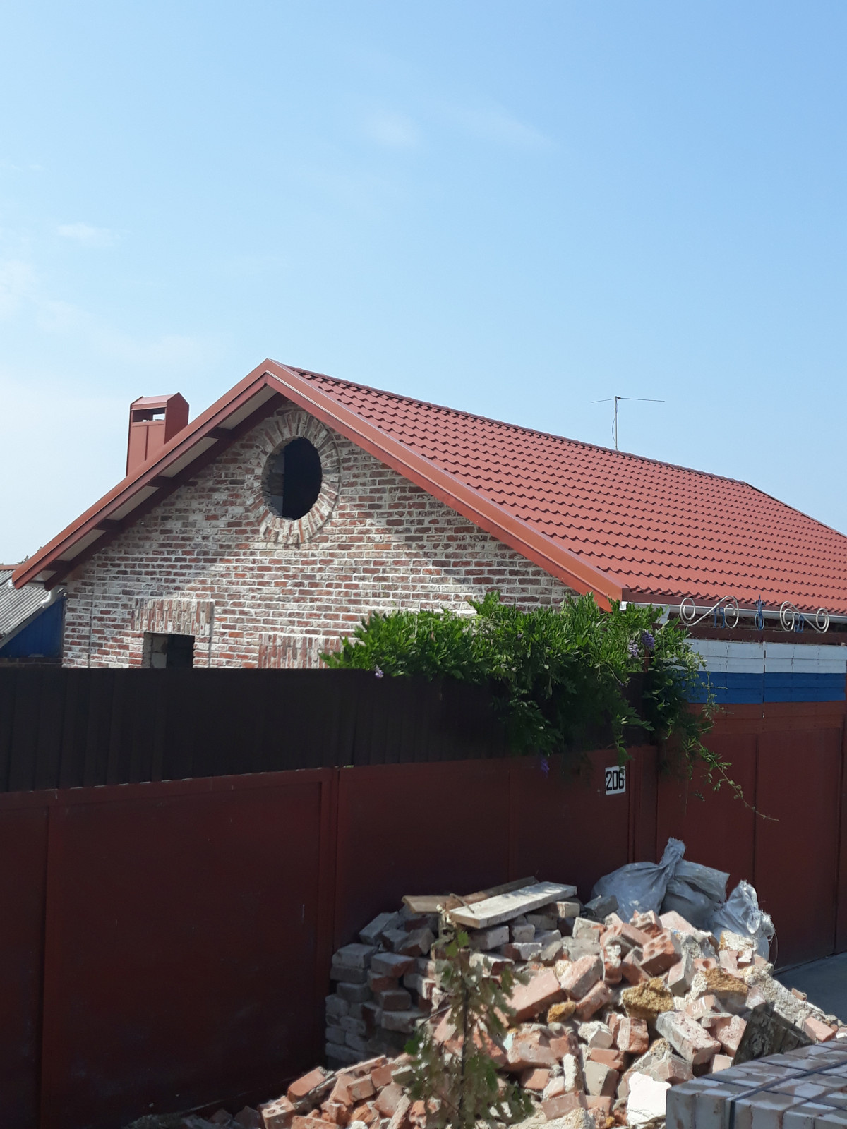 Фасад дома из старинного кирпича