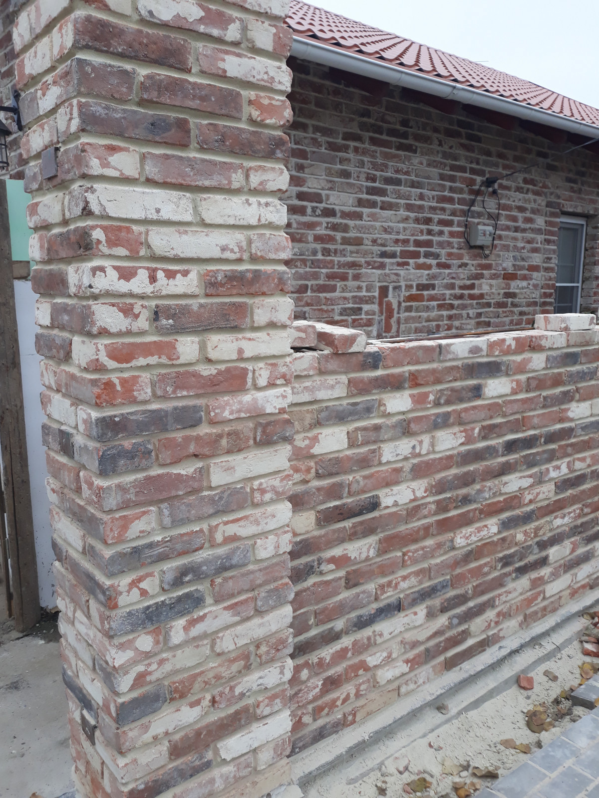 Забор из старинного кирпича