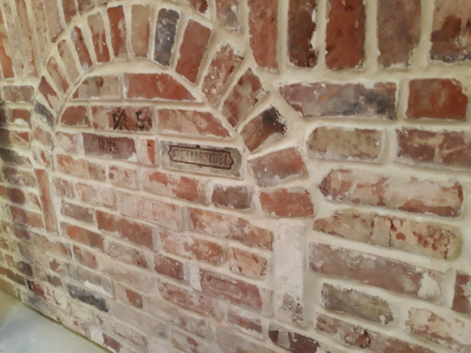 старинный кирпич в интерьере