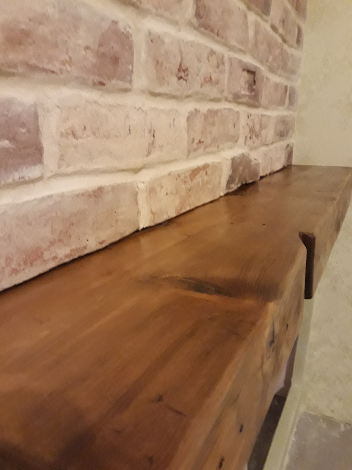 Старинный кирпич и старинная доска в интерьере