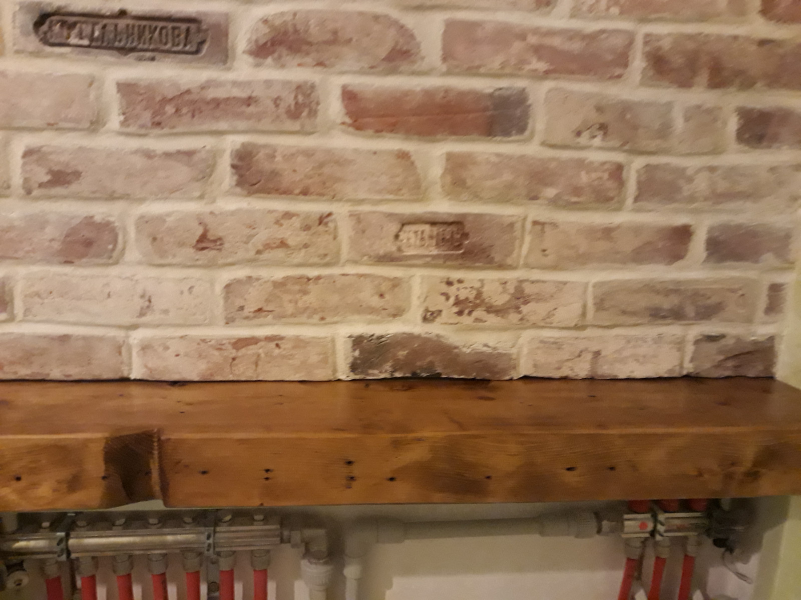 Старинный кирпич и старинная доска в интерьере