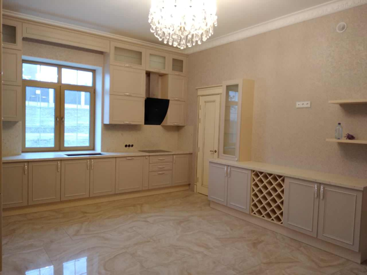 Столешница из кварцевого агломерата Avant  в процессе установки