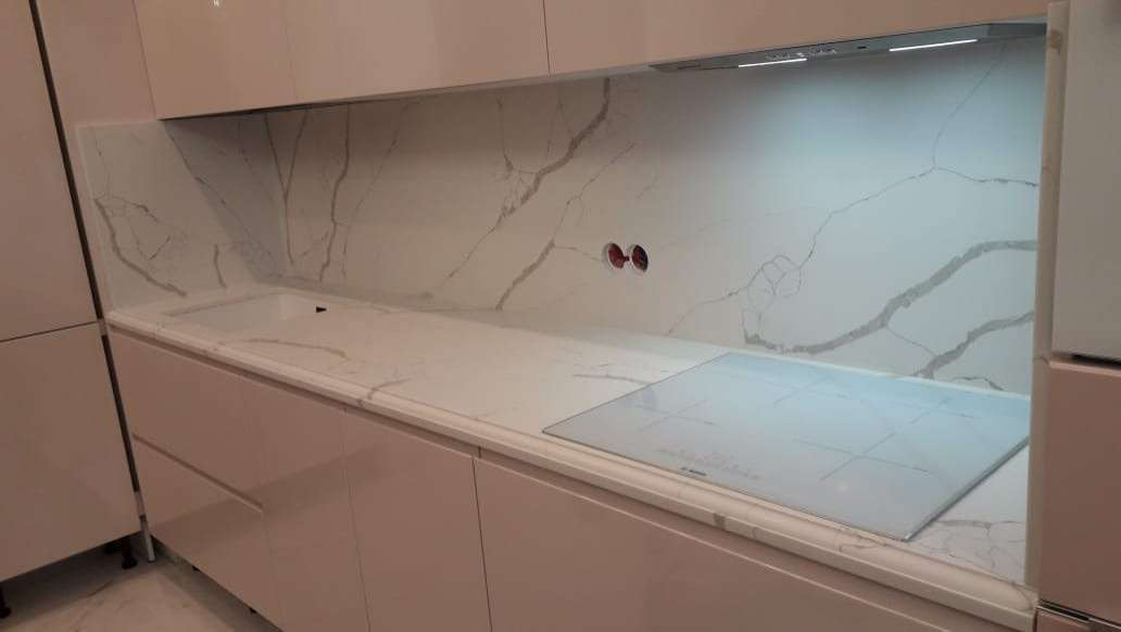 Камин и столешница из кварцевого агломерата Technistone в процессе монтажа