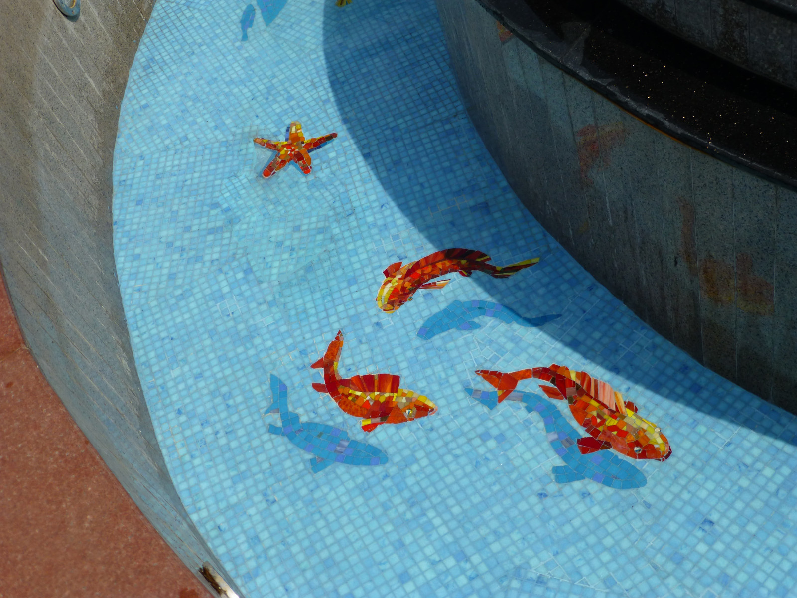 Оформление фонтана в резиденции губернатора штата Махараштра в Мумбаи (Индия)