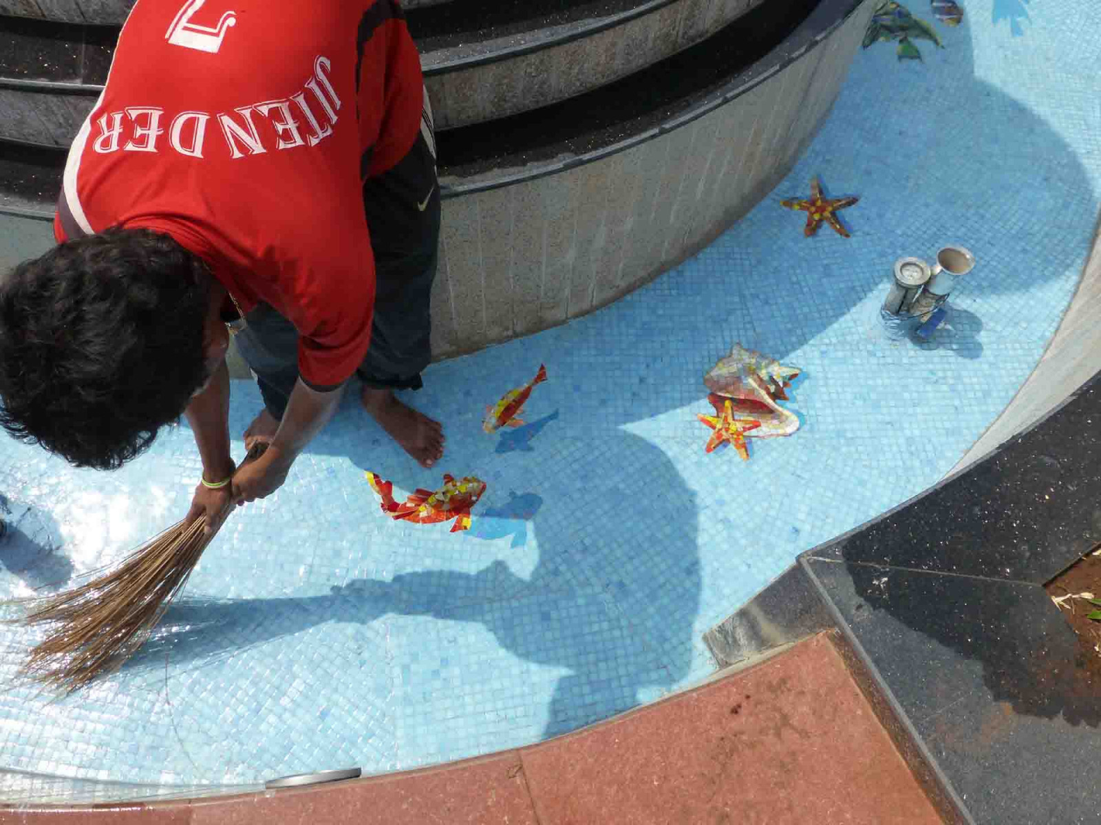 Оформление фонтана в резиденции губернатора штата Махараштра в Мумбаи (Индия)