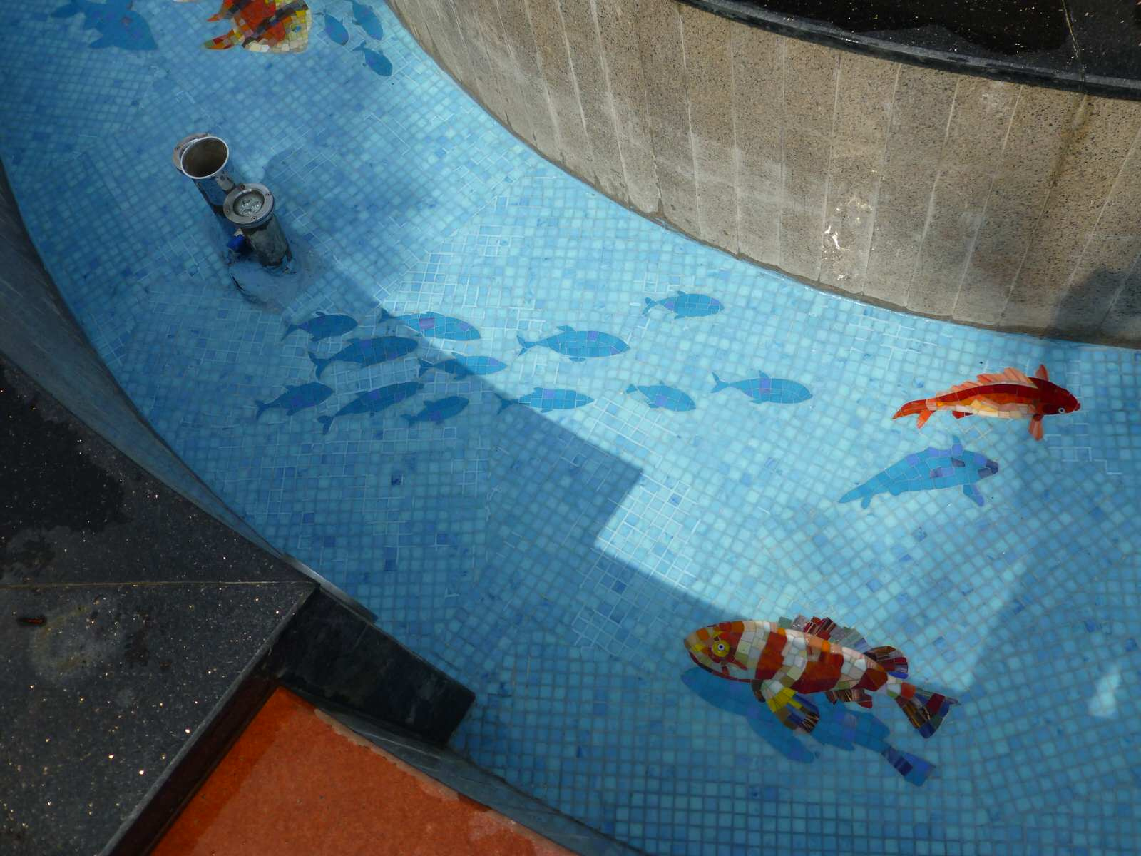 Оформление фонтана в резиденции губернатора штата Махараштра в Мумбаи (Индия)