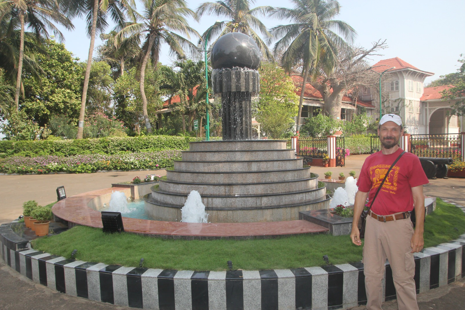 Оформление фонтана в резиденции губернатора штата Махараштра в Мумбаи (Индия)