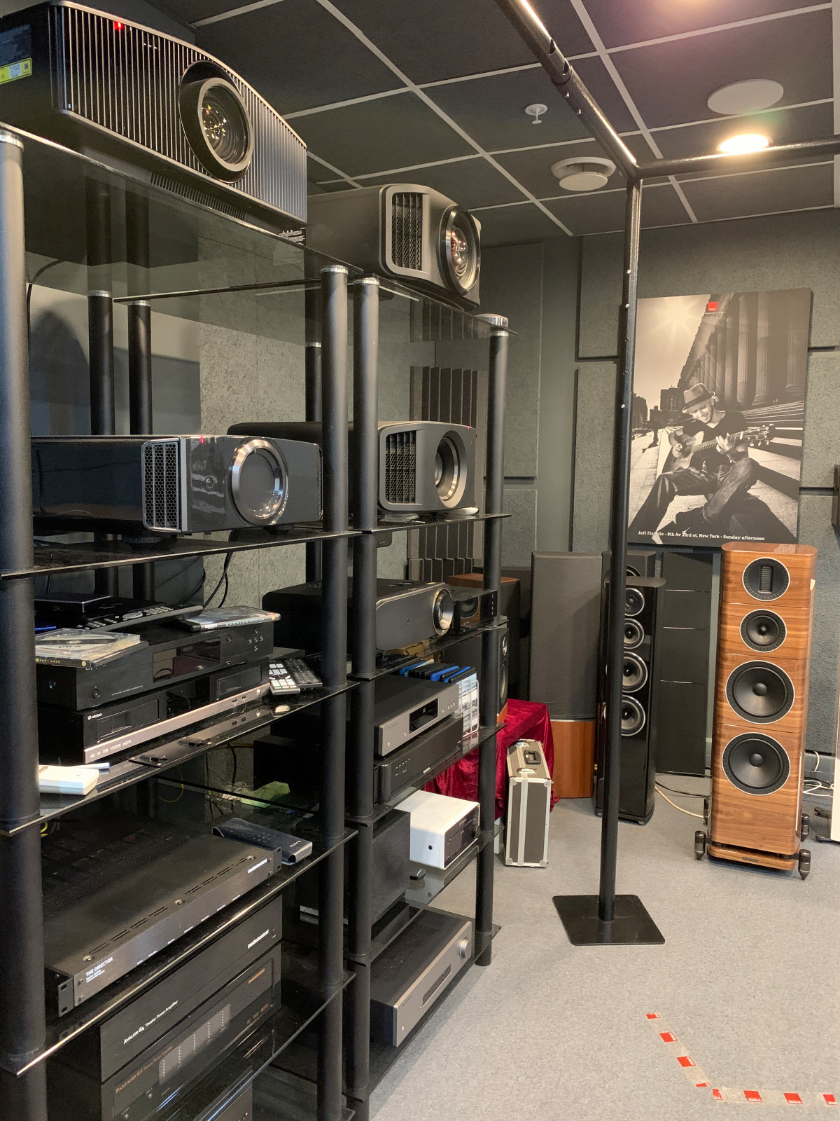 Шоу-рум домашних кинотеатров.