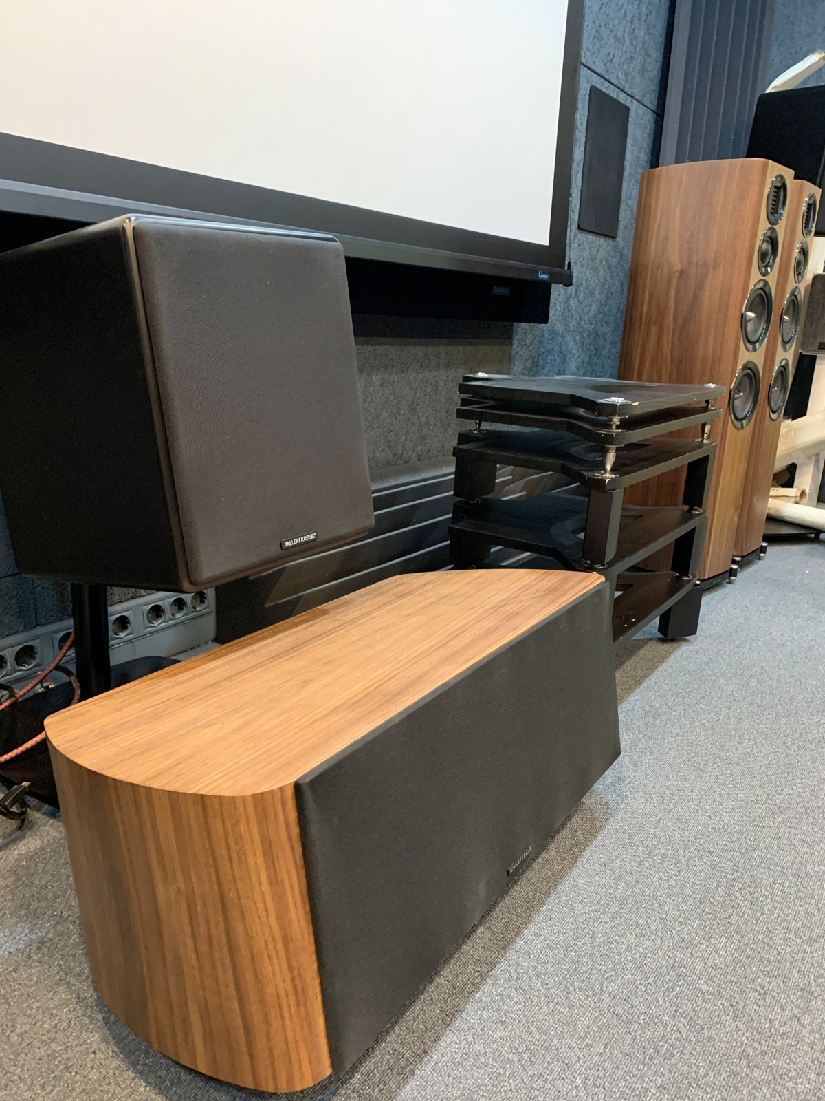 Шоу-рум домашних кинотеатров.