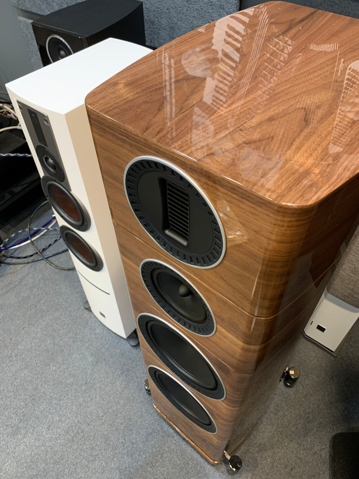 Шоу-рум домашних кинотеатров.