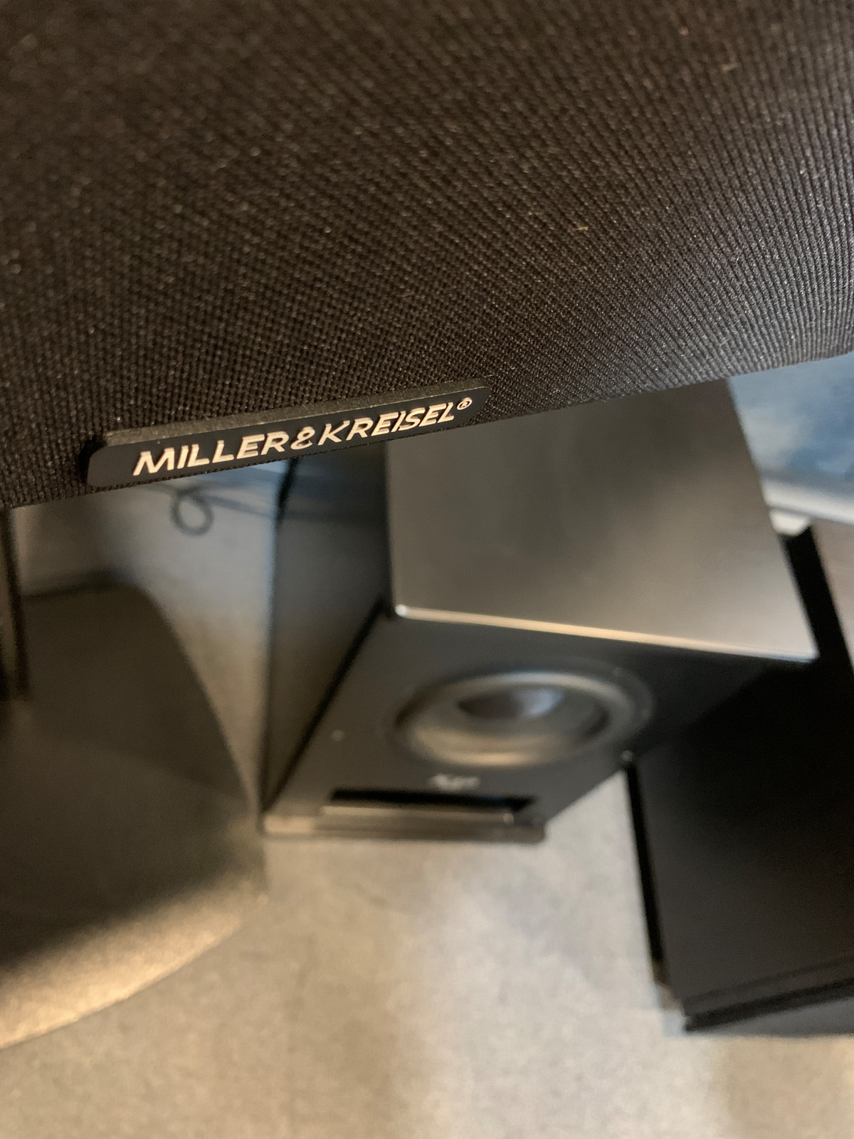 Шоу-рум домашних кинотеатров.