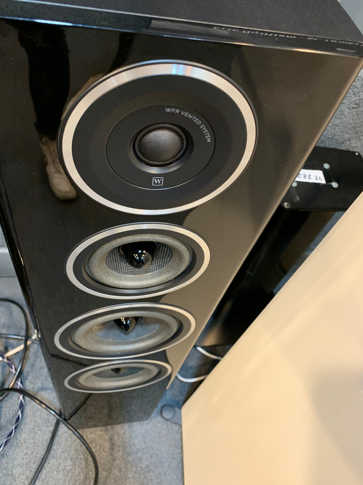 Шоу-рум домашних кинотеатров.