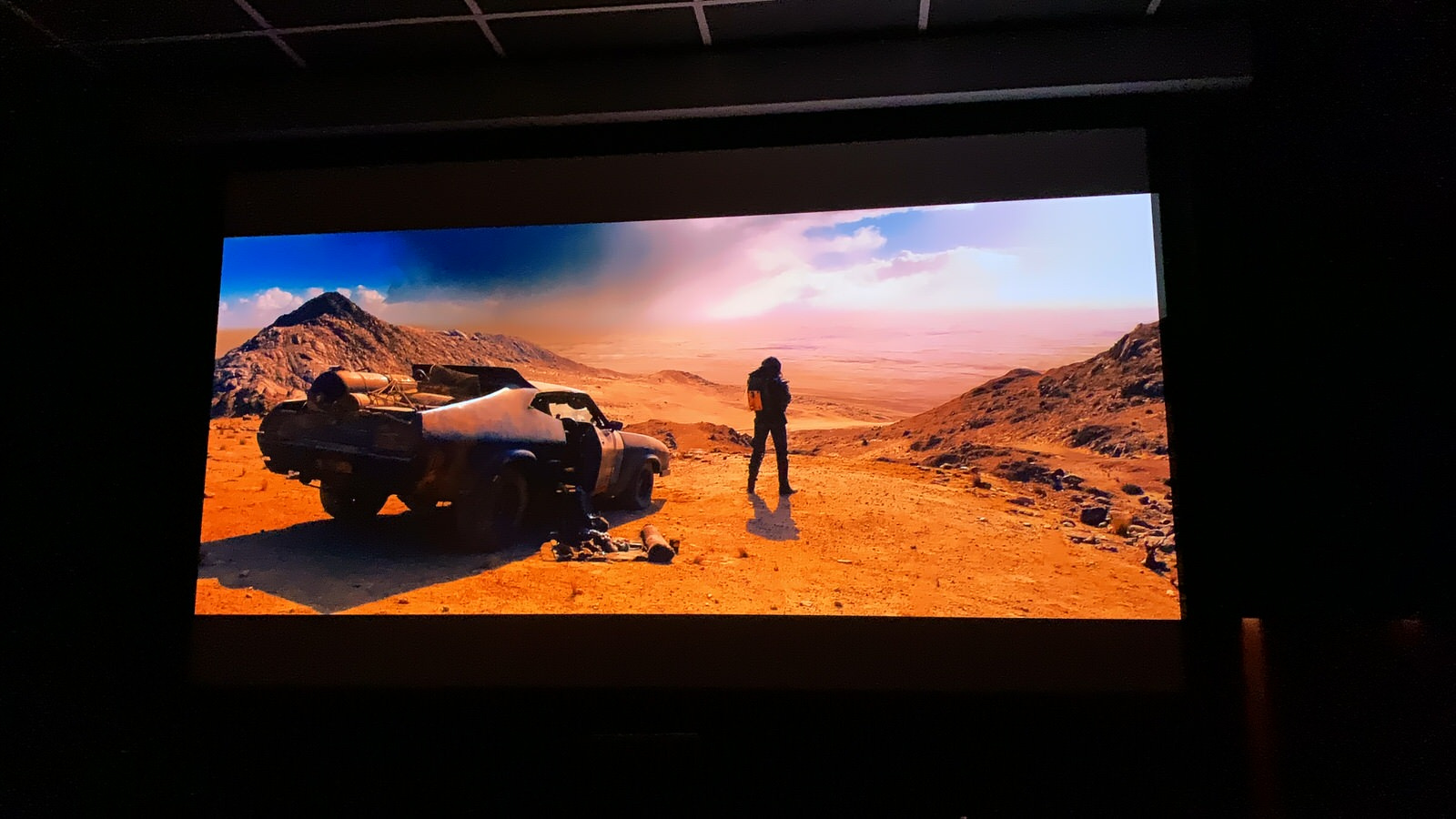 Шоу-рум домашних кинотеатров.