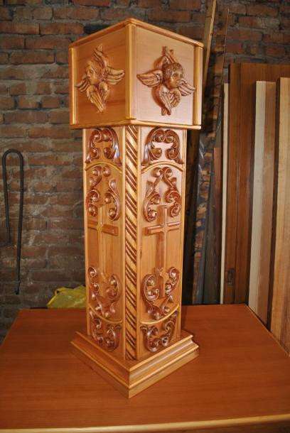 Часы каминные, настольные из древесины, резные ручной работы.