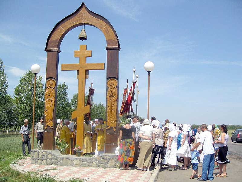 Часы каминные, настольные из древесины, резные ручной работы.