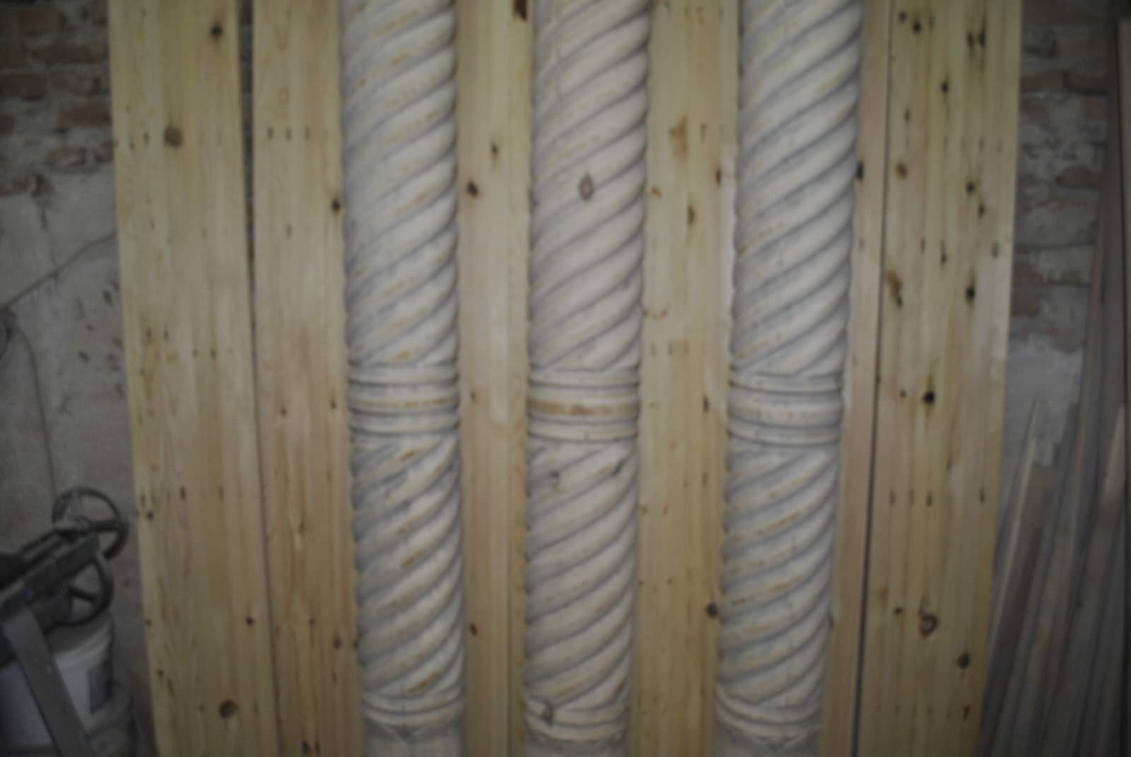 Часы каминные, настольные из древесины, резные ручной работы.