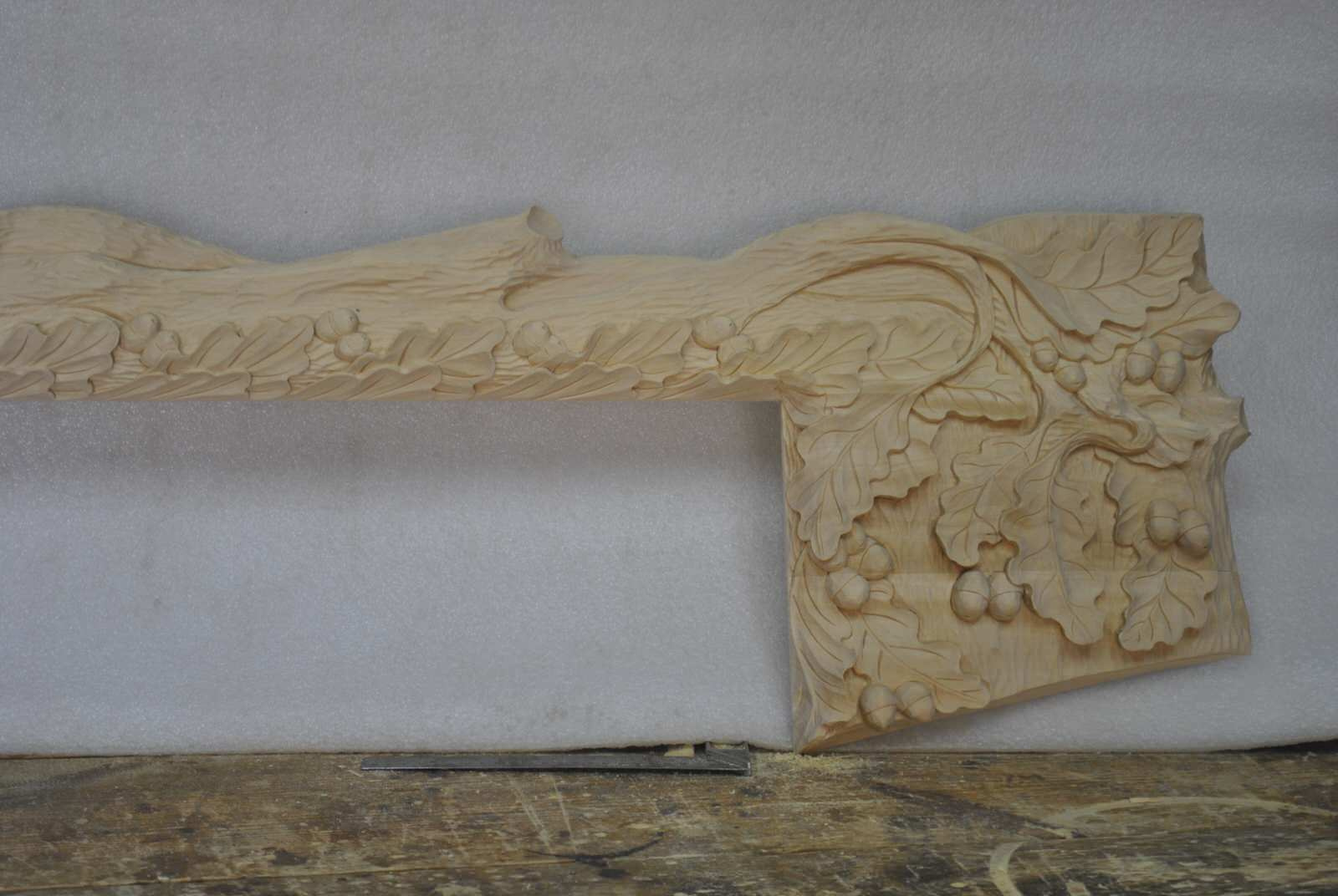 Часы каминные, настольные из древесины, резные ручной работы.