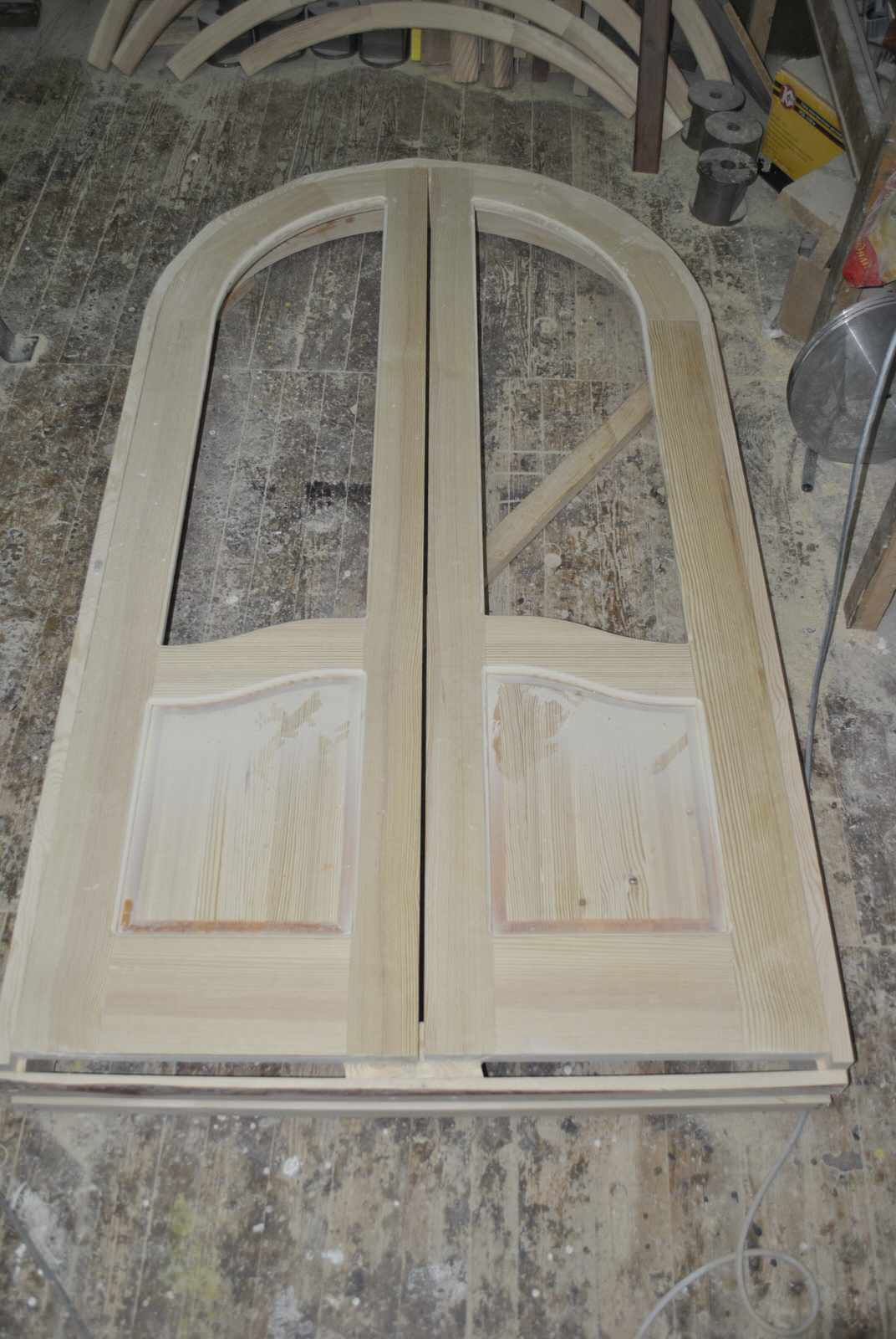 Часы каминные, настольные из древесины, резные ручной работы.