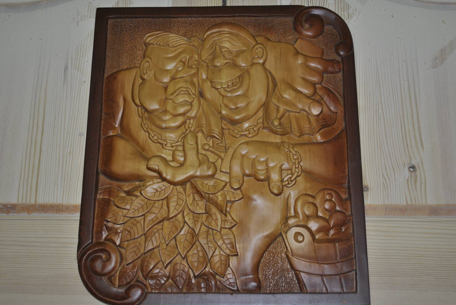 Часы каминные, настольные из древесины, резные ручной работы.