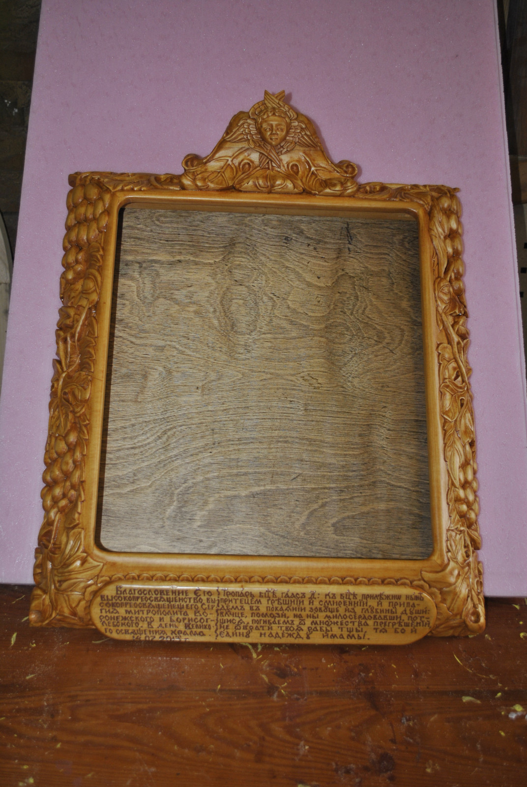 Часы каминные, настольные из древесины, резные ручной работы.