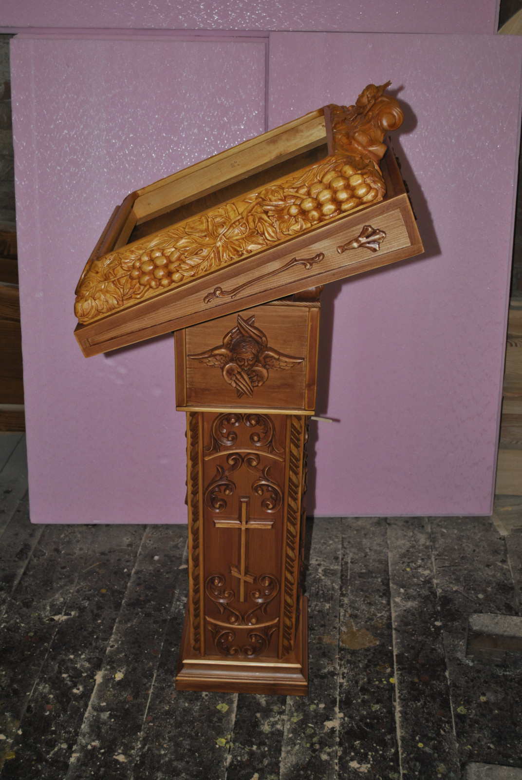 Часы каминные, настольные из древесины, резные ручной работы.