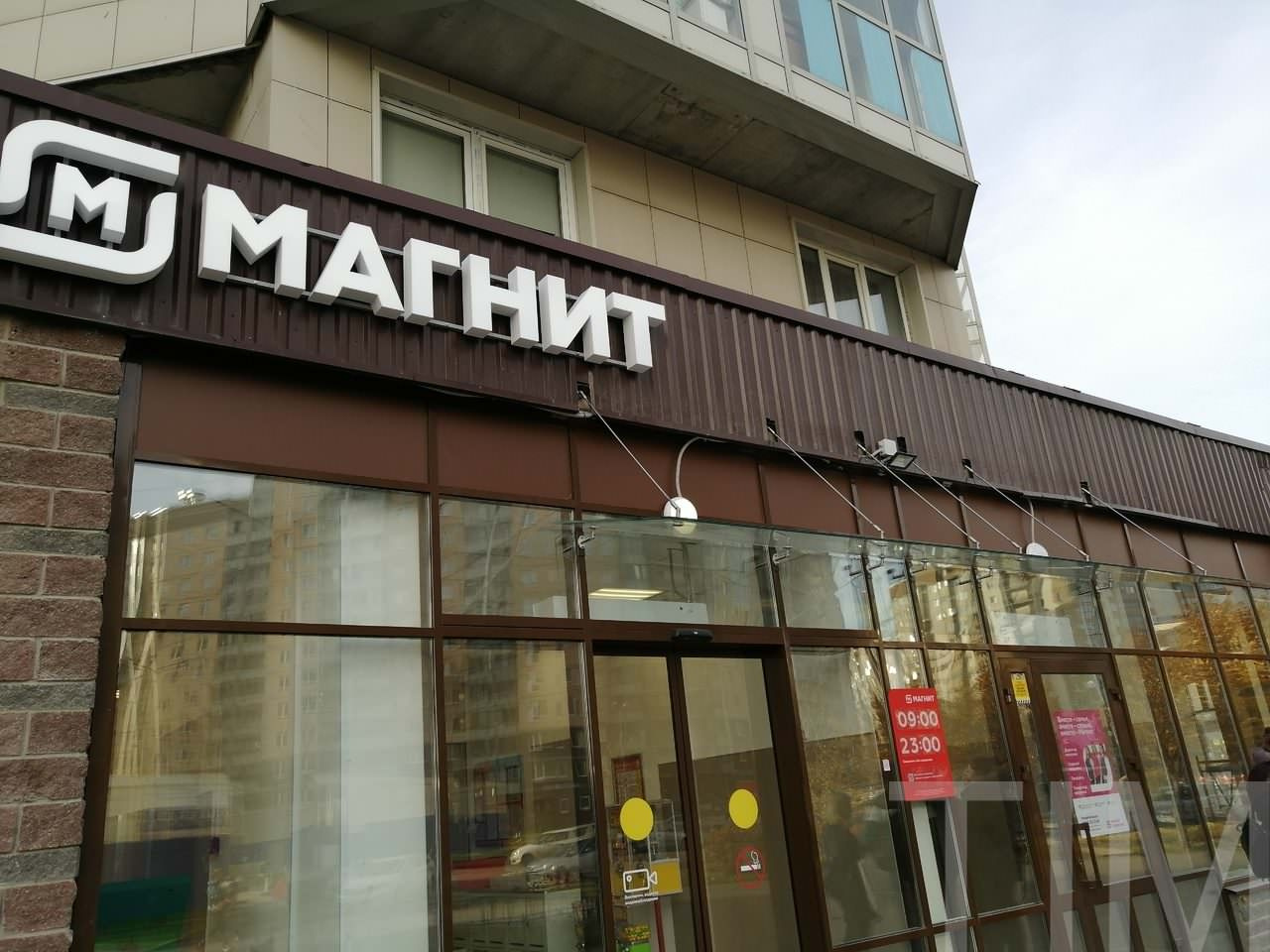 Стеклянные козырьки для магазина МАГНИТ