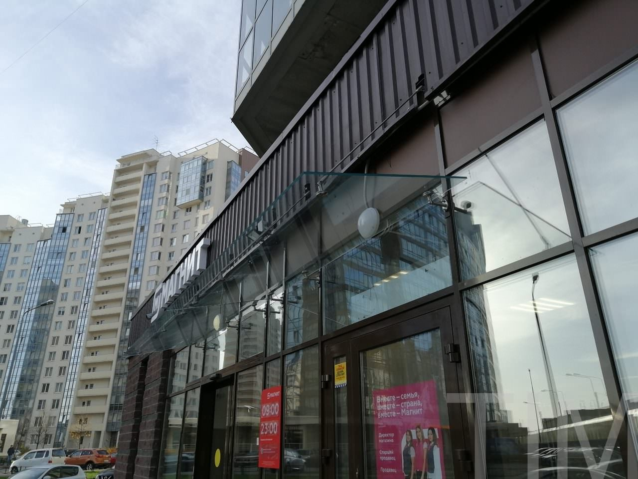 Стеклянные козырьки для магазина МАГНИТ