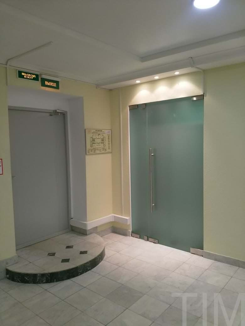 Стеклянные маятниковые двери для Водоконала