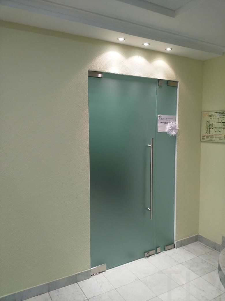 Стеклянные маятниковые двери для Водоконала