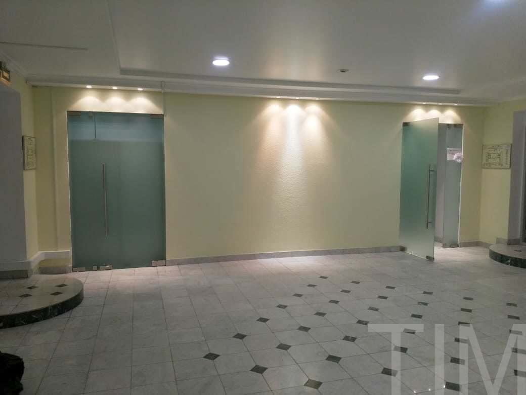 Обложка проекта: Стеклянные маятниковые двери для Водоконала